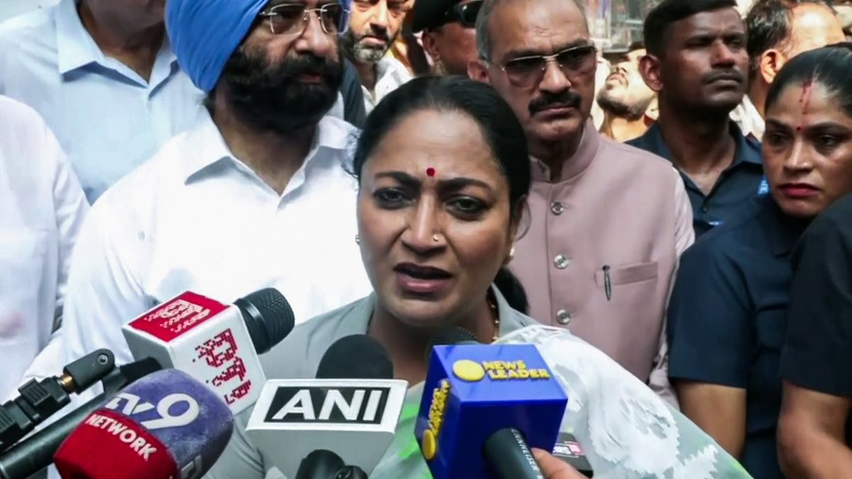 Six dead in Delhi building collapse; CM Gupta visits site
