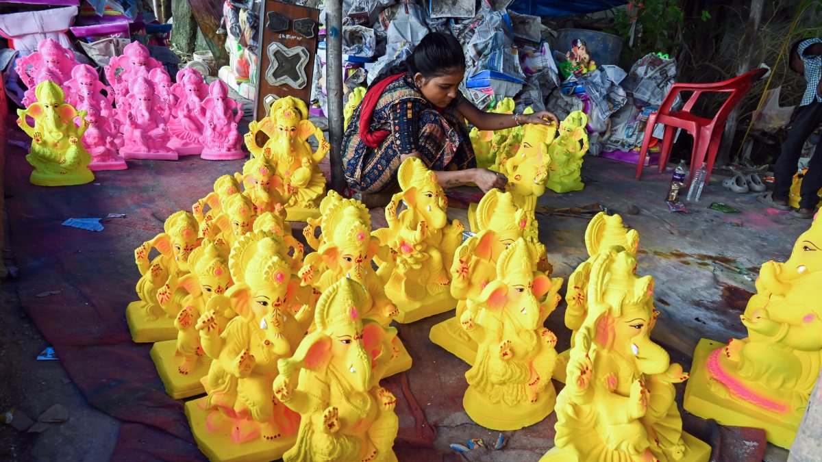 Artisan puts final touches on Ganesh idol in Patna