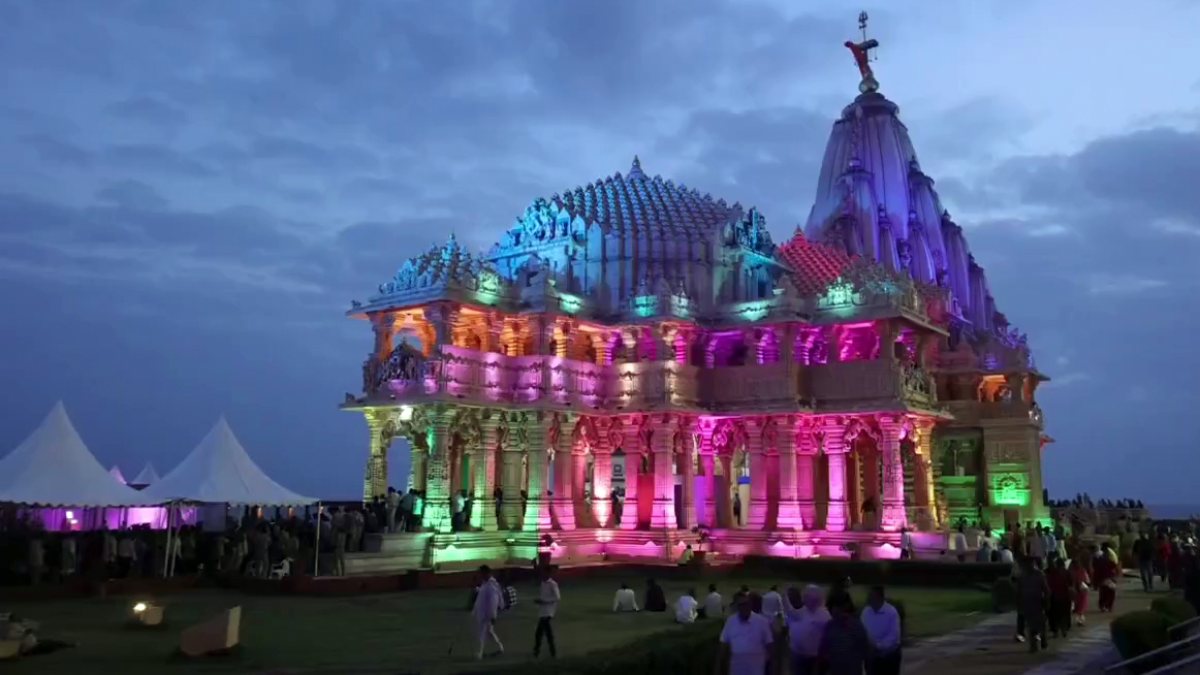Devotees throng illuminated Somnath Temple on last Sawan Monday