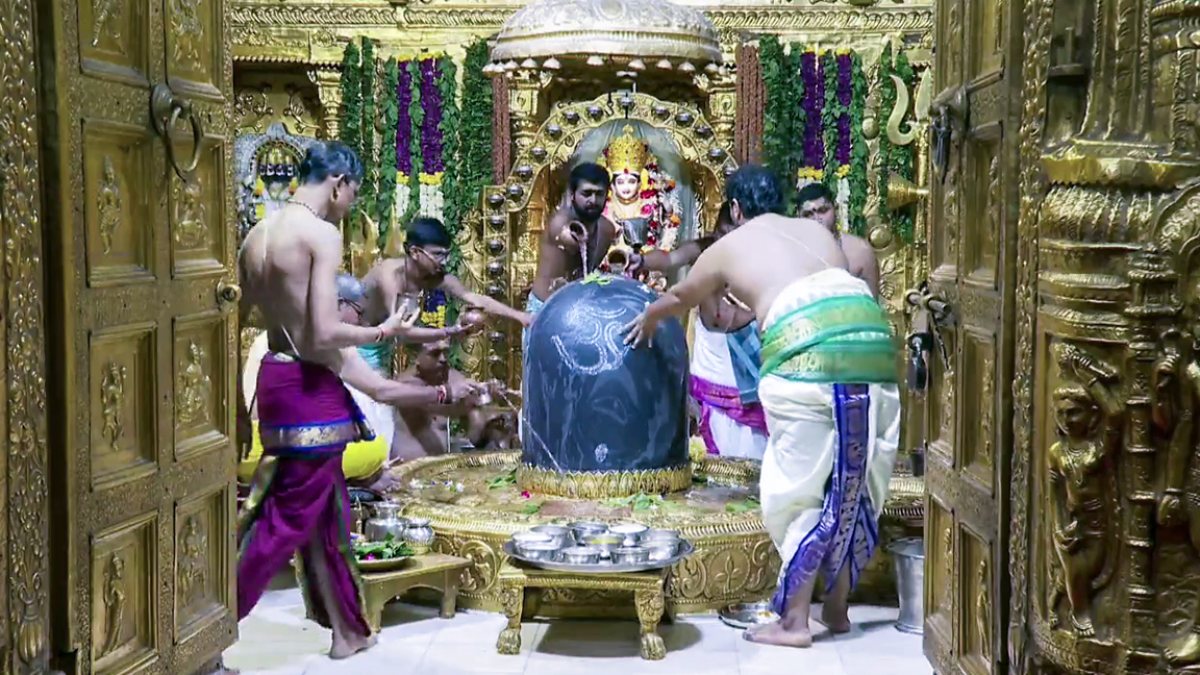 Priests perform rituals at Somnath Temple on last Sawan Monday