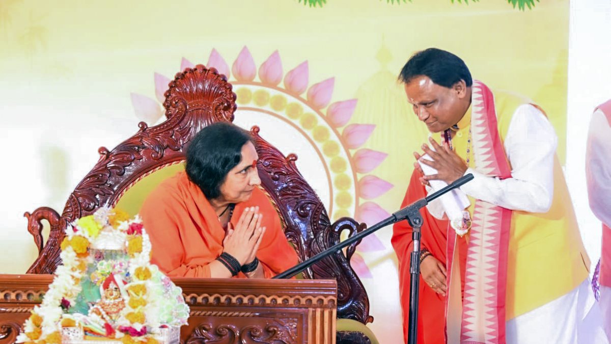 Odisha CM greets Padma Shri awardee at Puri temple