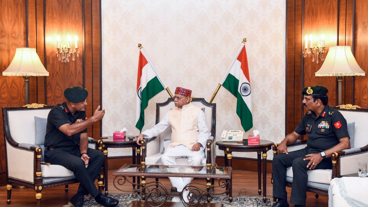 Telangana Governor meets Lt Gen Kirpekar in Hyderabad