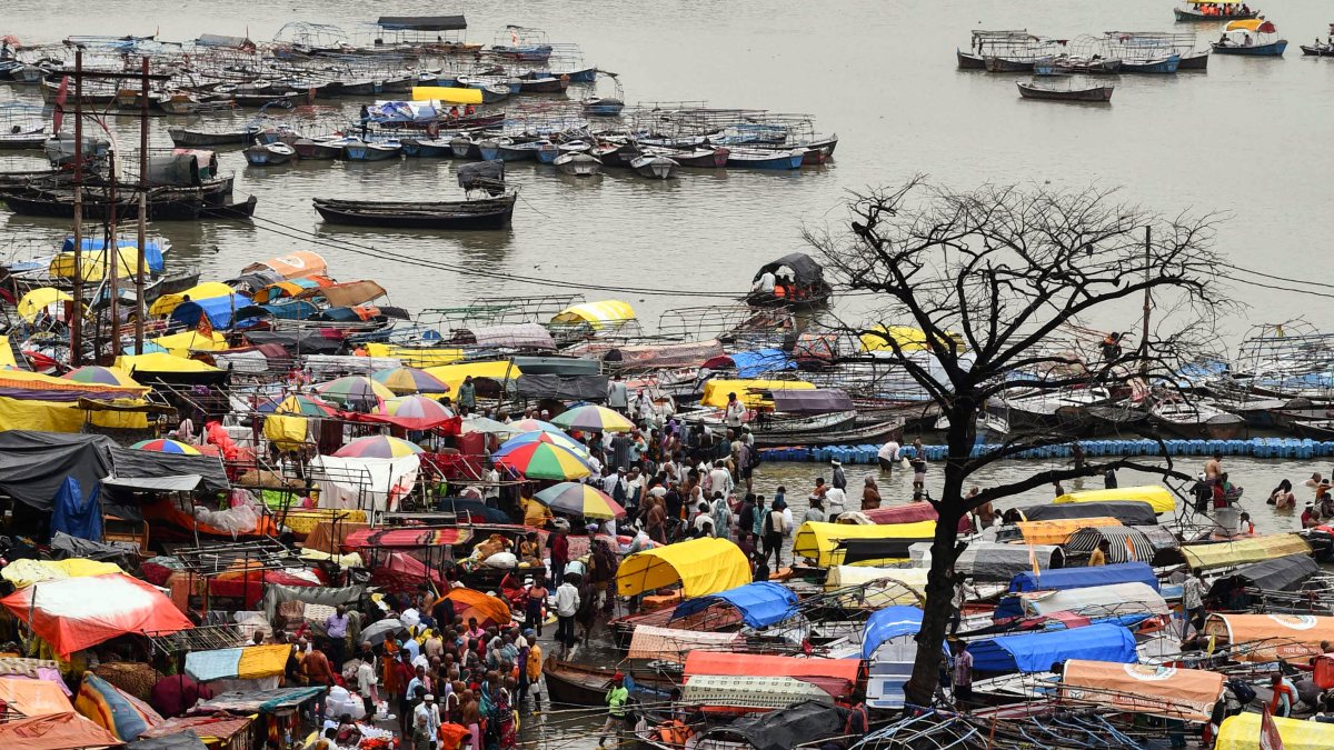 Flooded Ganga and Yamuna draw crowds at Sangam
