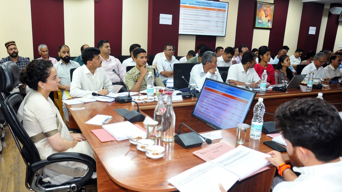 BJP MP Kangana attends DISHA meet in Kullu