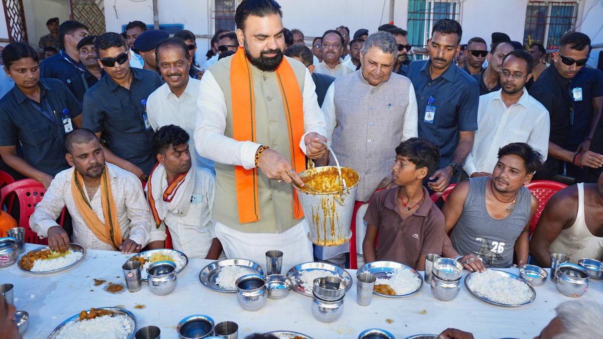 Bihar CM serves food to flood victims at Hajipur relief camp
