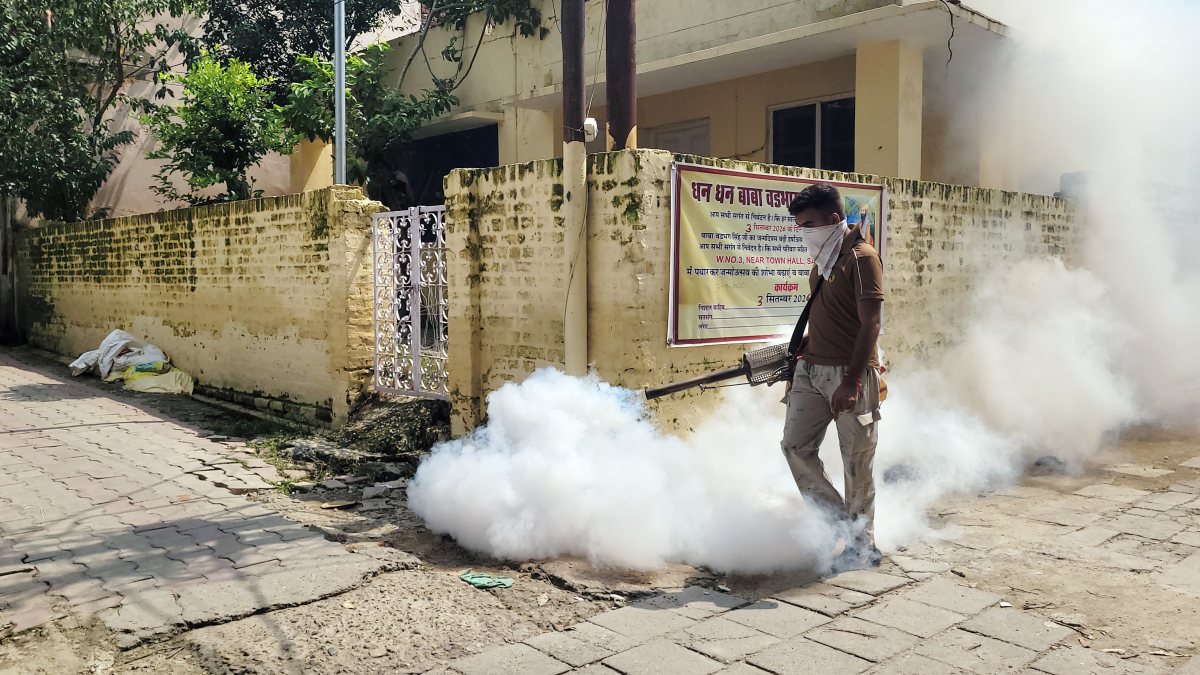Municipal worker fumigates Samba streets to curb dengue