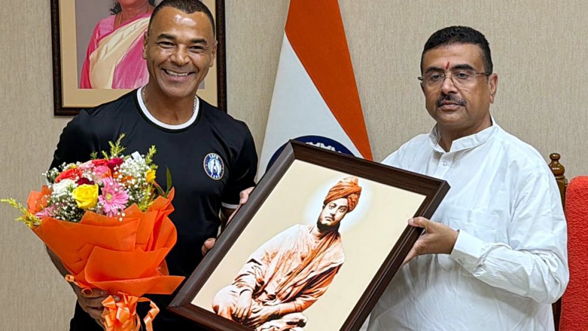 West Bengal CM gifts Vivekananda portrait to footballer Cafu