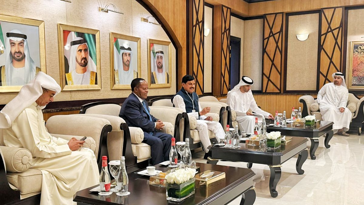 Yadav woos investors at Dubai AIM Congress
