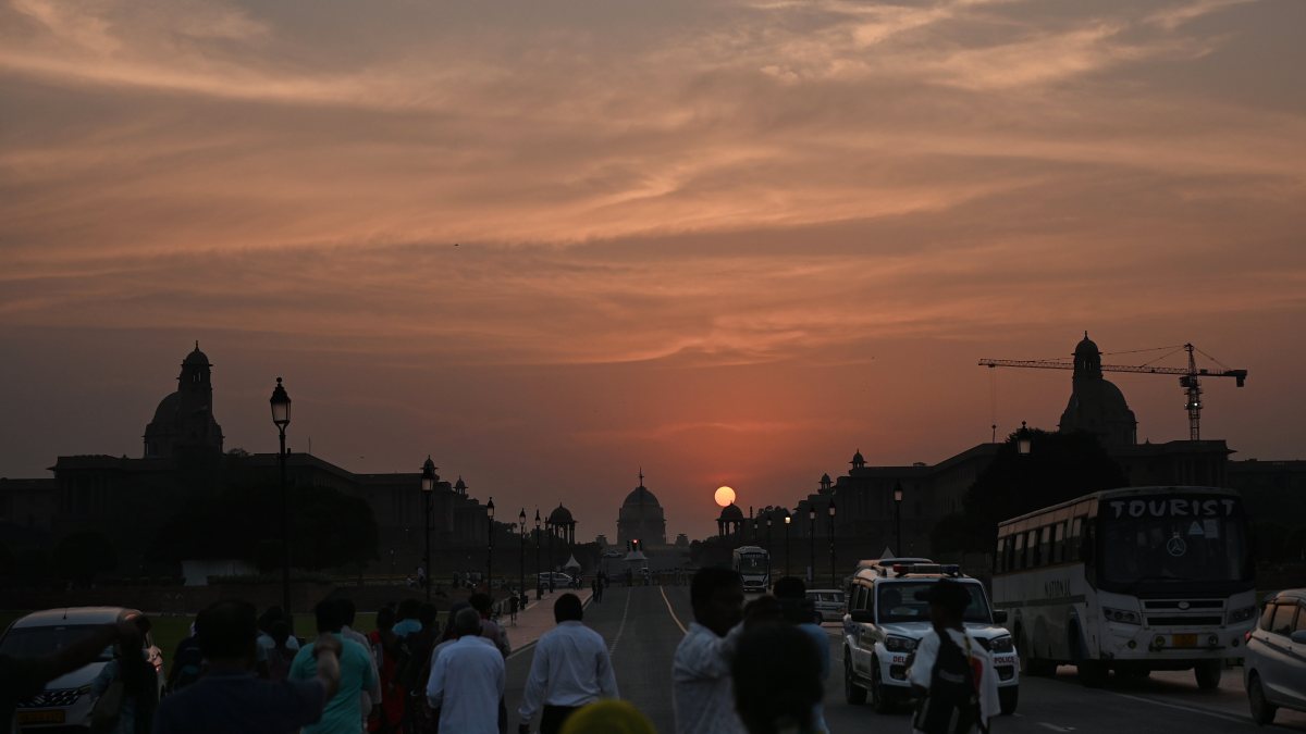 Evening stroll along Kartavya Path at sunset