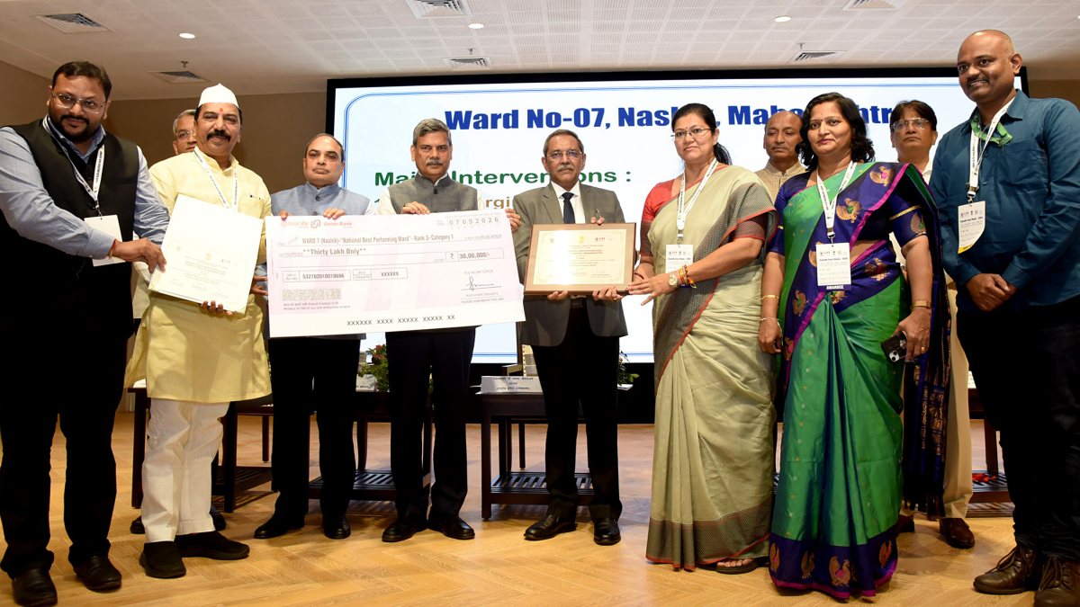 Officials receive clean air award cheque for Nashik ward