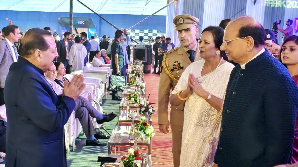 Minister meets Ladakh LG at Kashmir film festival opening
