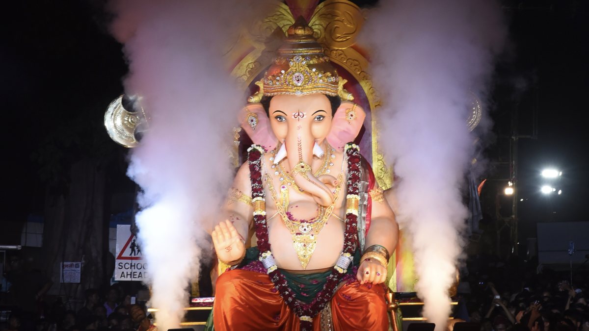 Nagpur volunteers carry Ganesha idol in festive procession