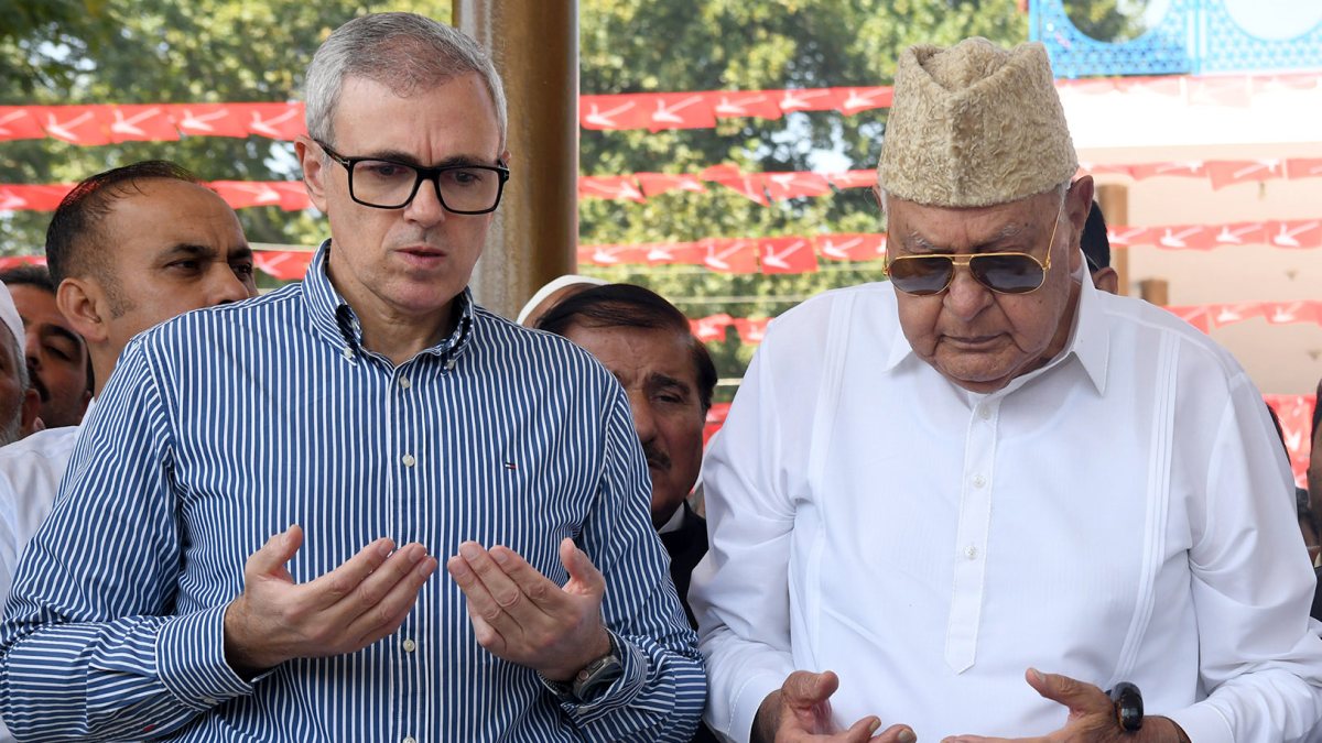 Abdullahs pay tribute to Sheikh Abdullah on death anniversary