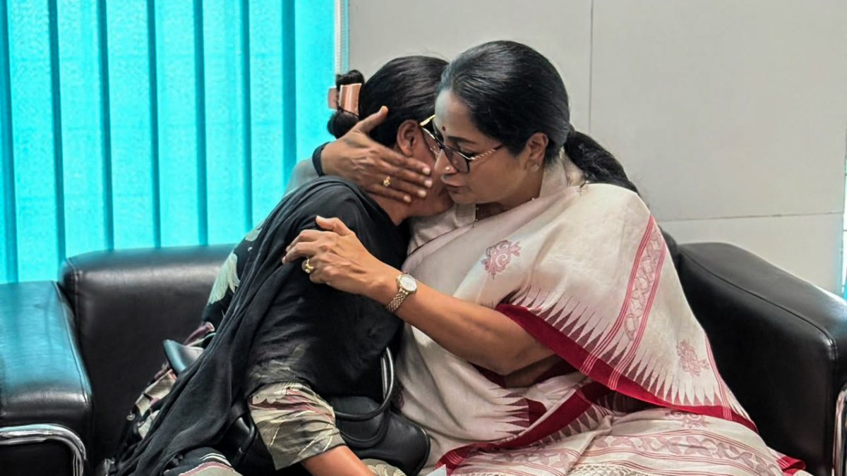 Delhi CM consoles victim's family after Satya Niketan collapse