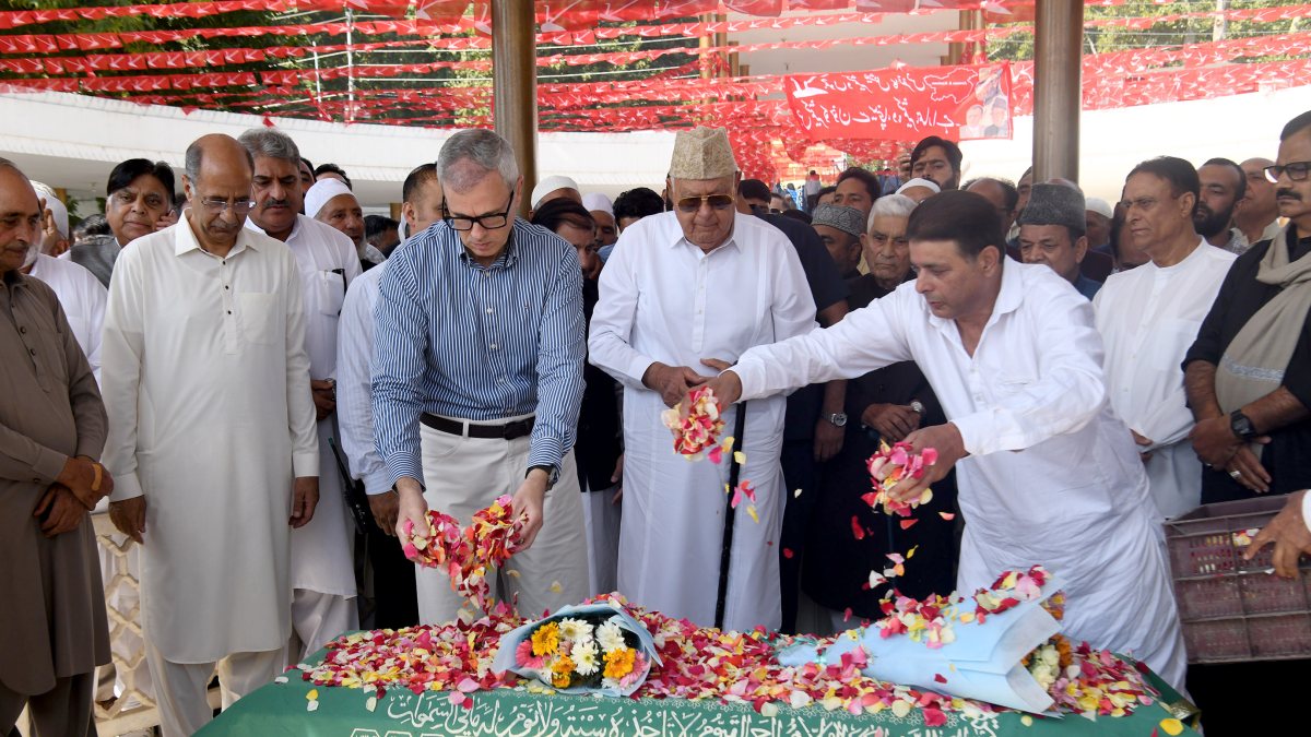 J&K leaders pay tribute to Sheikh Abdullah on death anniversary