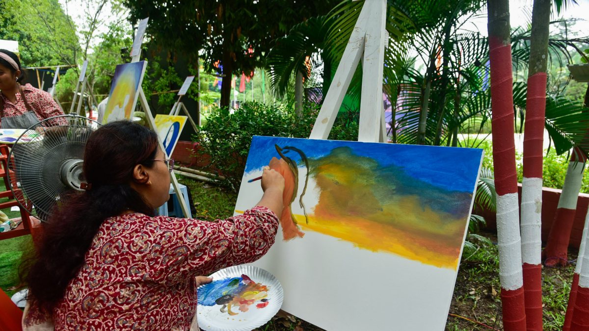Artist paints tribute to Bhupen Hazarika on birth anniversary