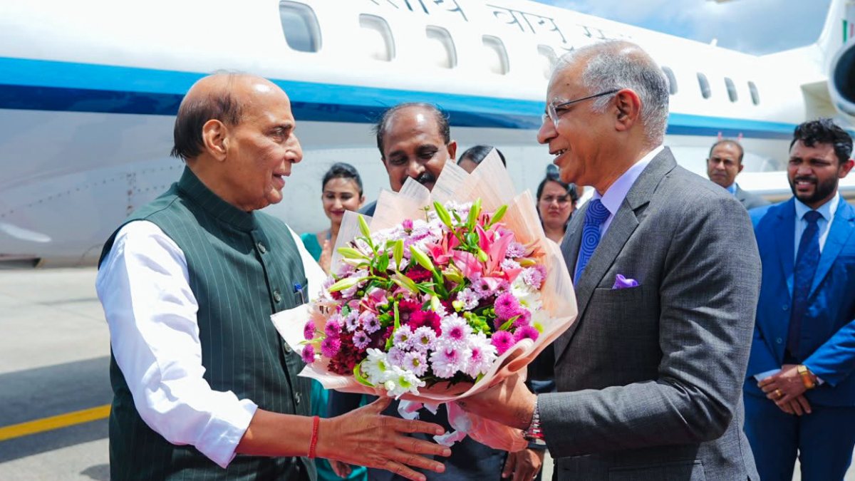 Rajnath Singh welcomed in Colombo on arrival