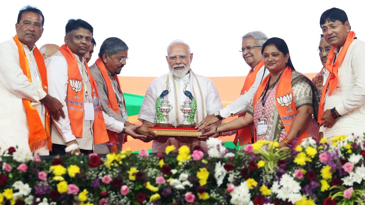 PM Modi felicitated at Navsari public programme