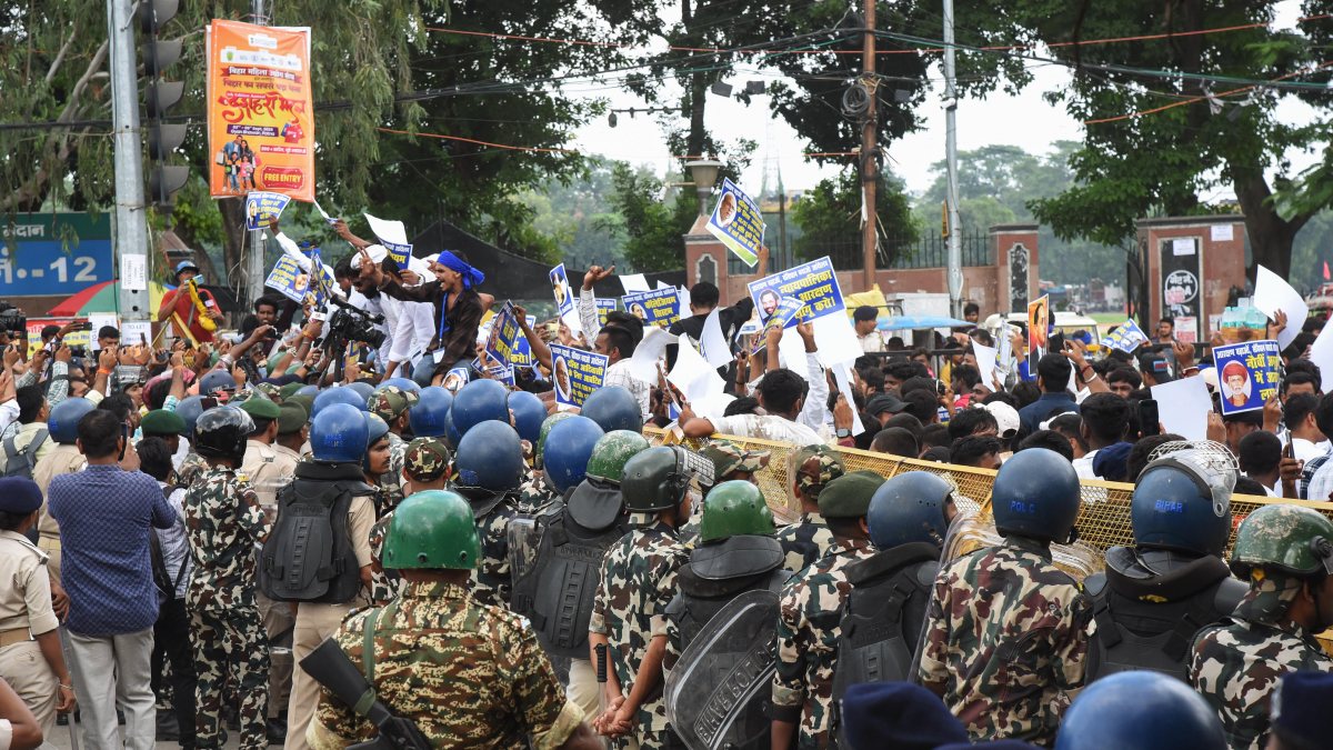 Security personnel block reservation protest march in Patna