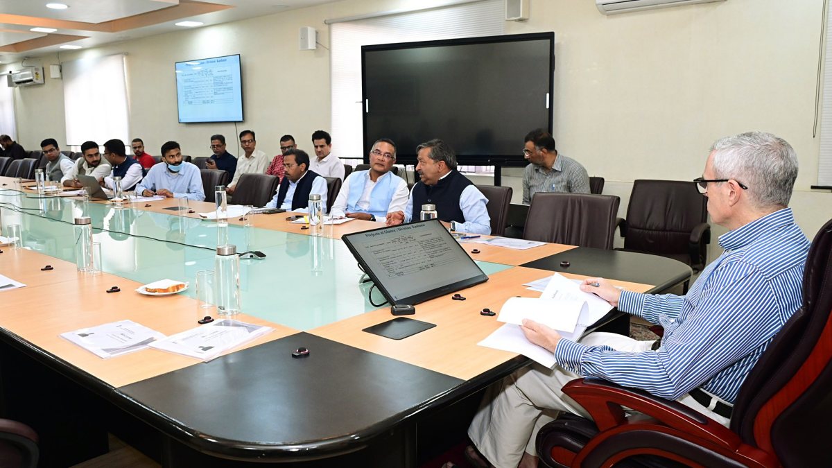 Omar Abdullah reviews languishing revenue projects in J&K