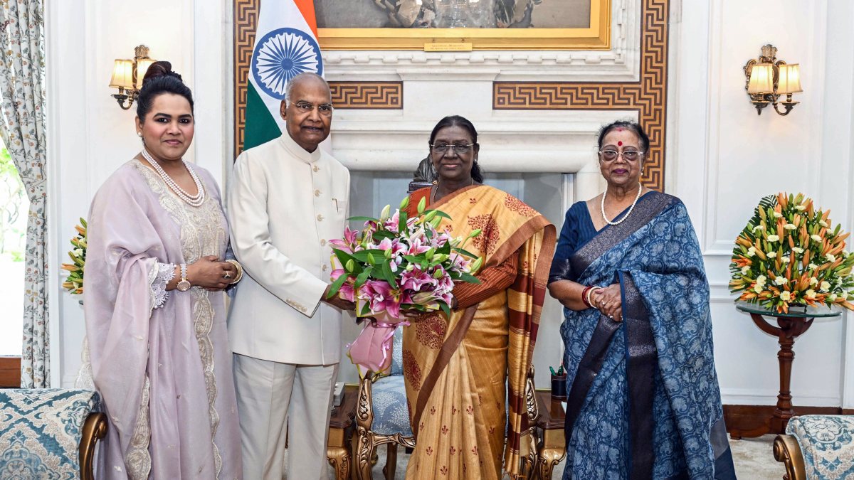 Kovind calls on President Murmu at Rashtrapati Bhavan