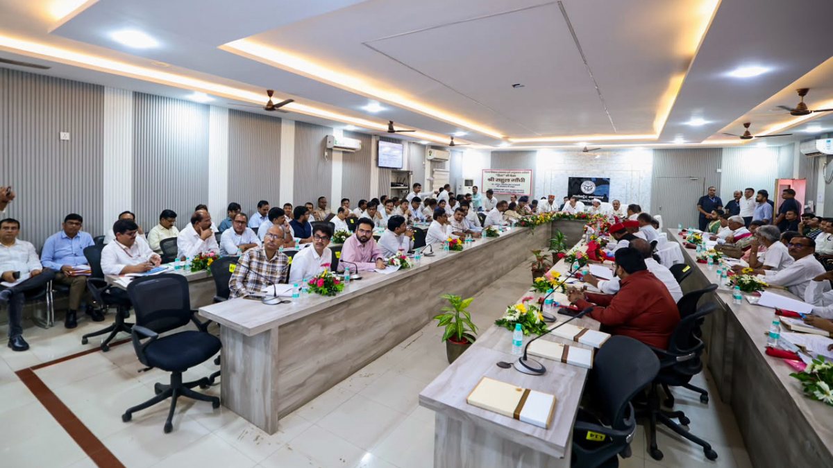 Rahul Gandhi reviews development work in Raebareli