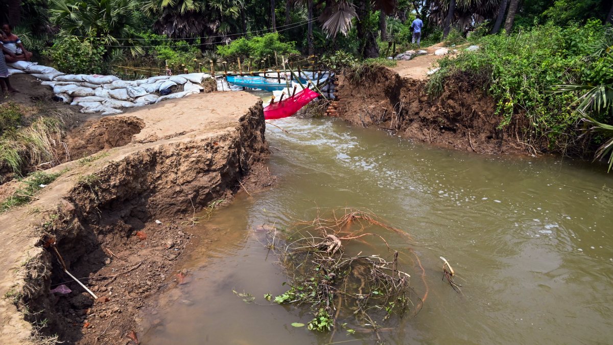 Rising Punpun waters prompt sandbag dam repair in Patna