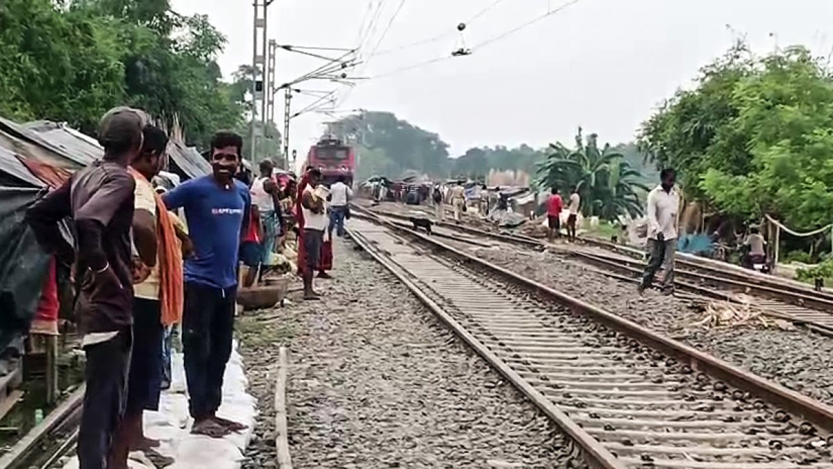 Railway workers protect tracks as Ganga swells in Katihar