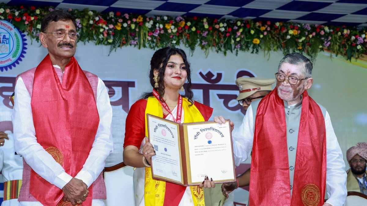 Jharkhand Governor felicitates student at Ranchi University convocation
