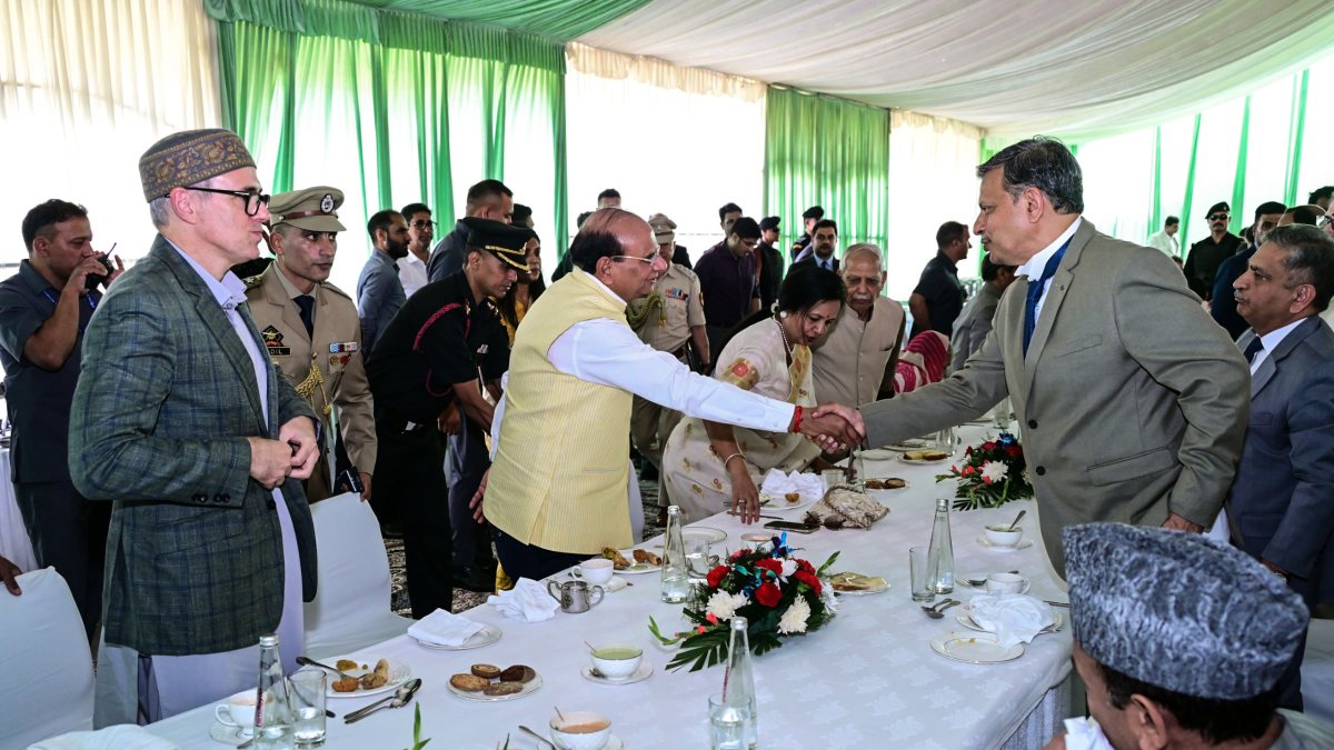 Ladakh LG, new Chief Justice meet at Srinagar ceremony
