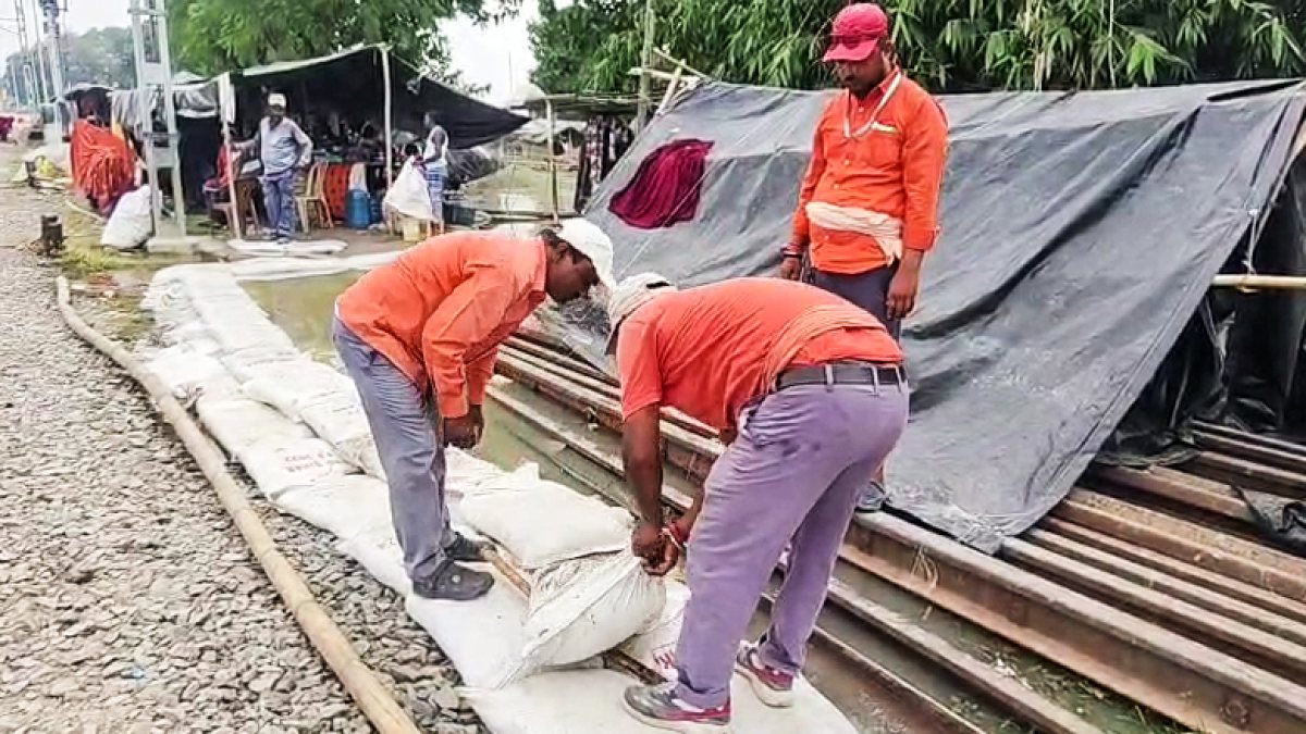 Railway workers sandbag tracks as Ganga swells in Bihar