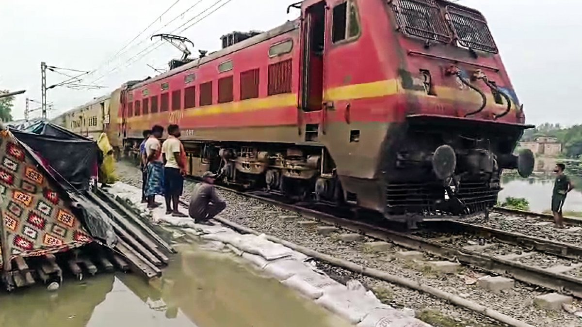 Railway workers sandbag tracks as Ganga swells in Katihar