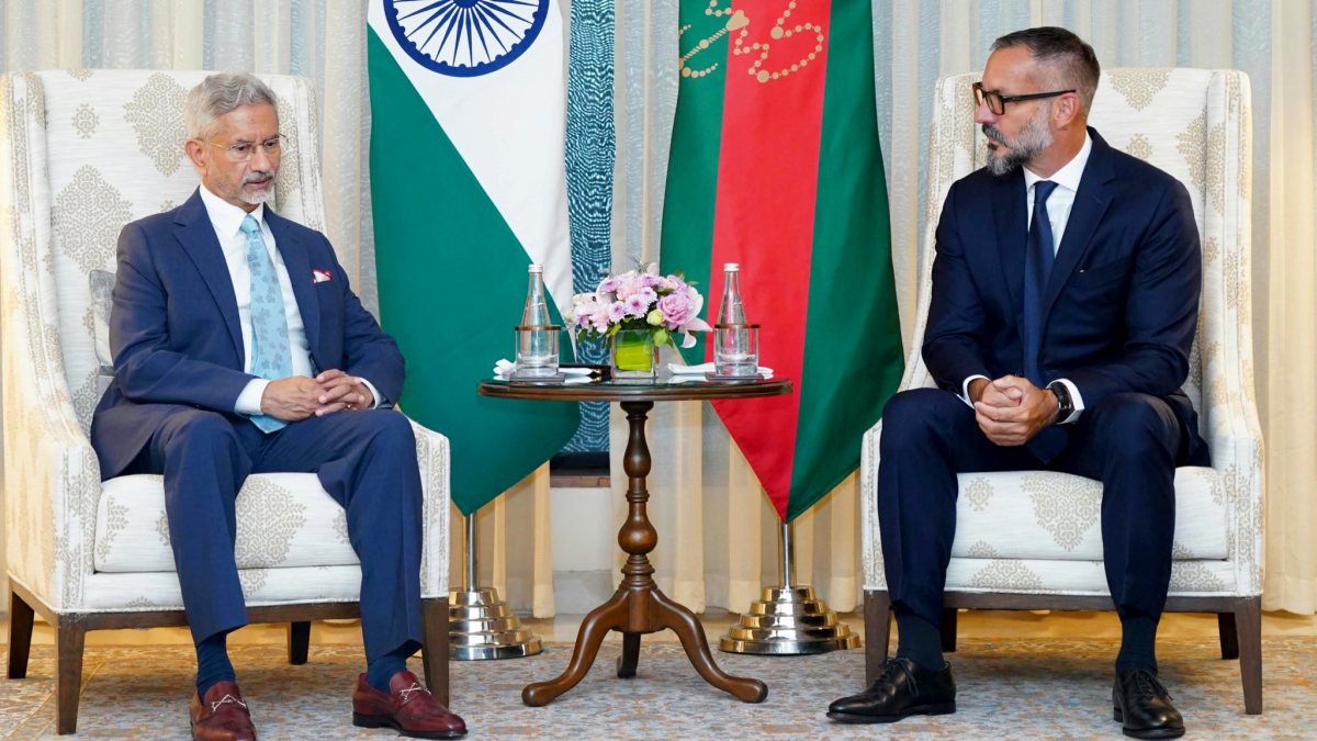 Jaishankar meets Aga Khan V in New Delhi