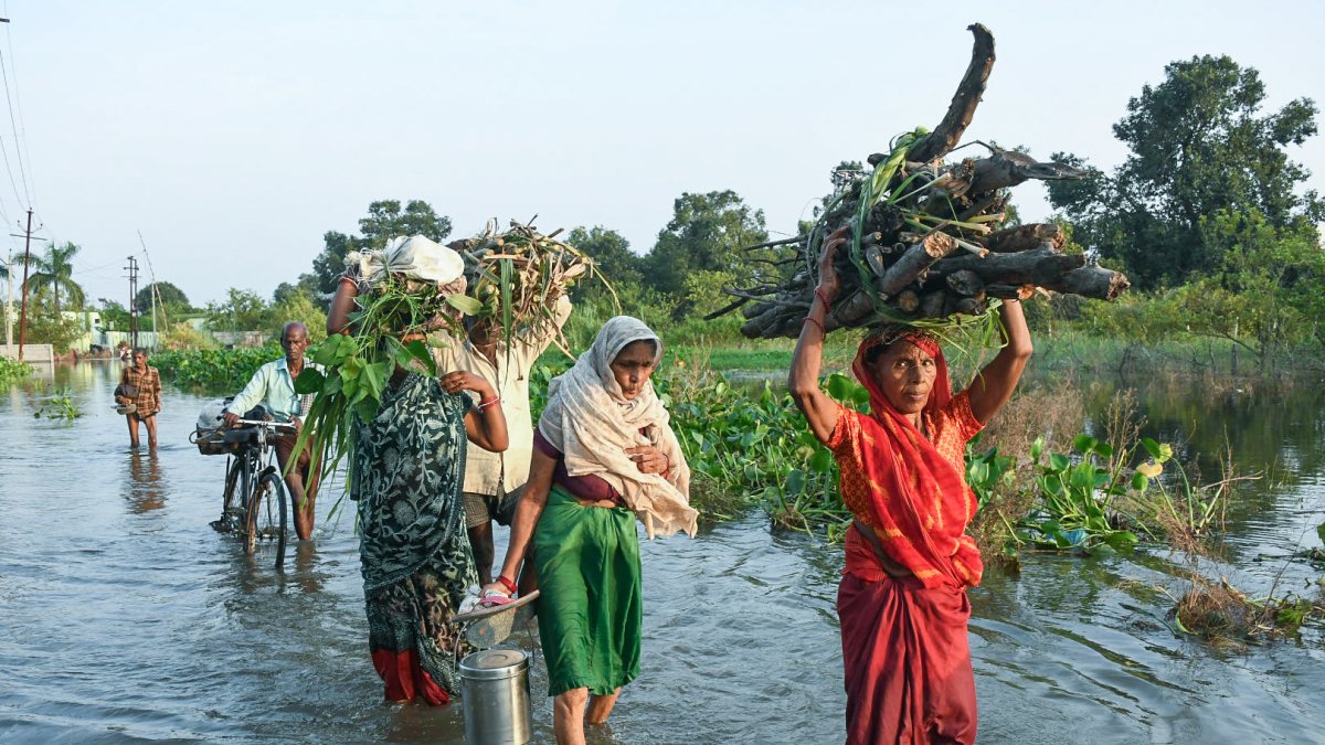 Ganga floodwaters rise in Kanpur residents wade with belongings
