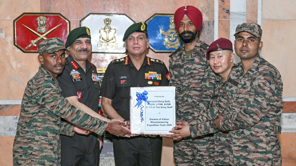 Army chief felicitates Corps of Signals mountaineering team