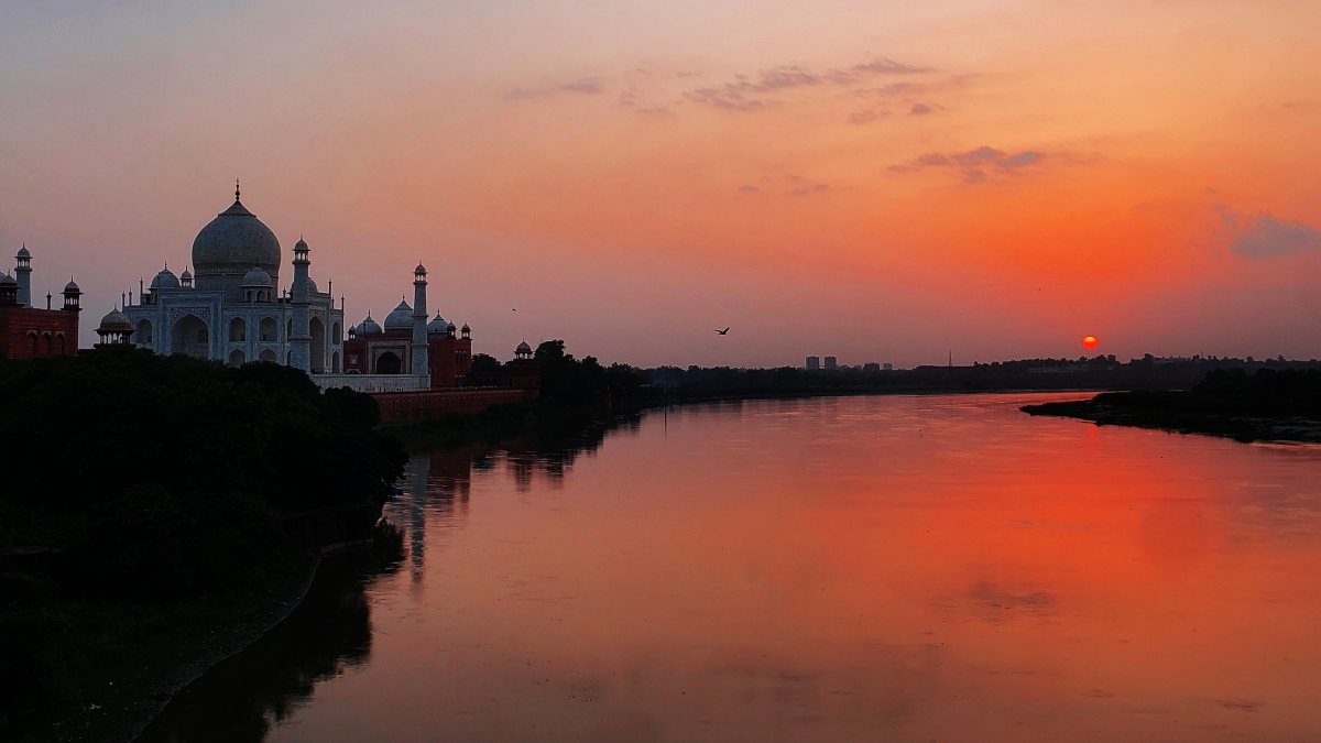 Sunset over Yamuna river behind Taj Mahal in Agra