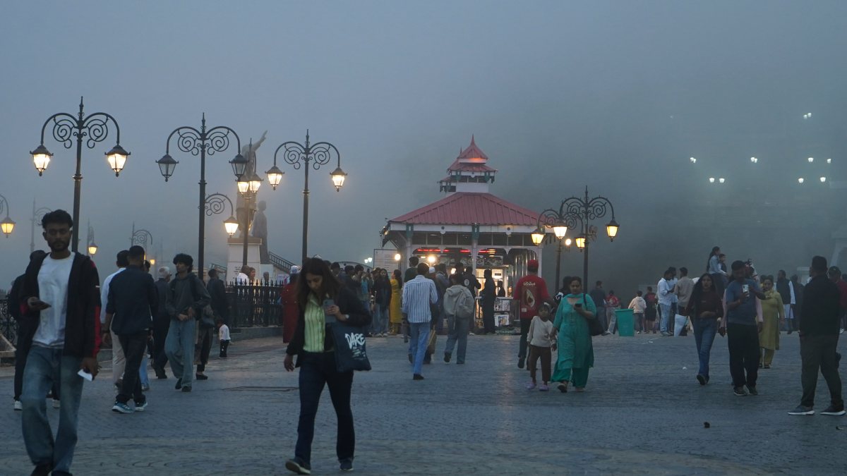 Fog and low clouds envelop Shimla as tourists enjoy misty weather