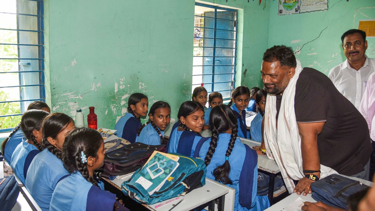 Pappu Yadav interacts with students at Vaishali school