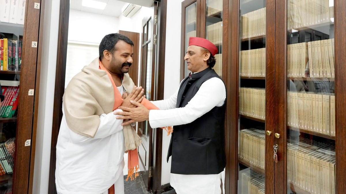 Akhilesh Yadav meets Hanuman Ansh actor Shobhit Srivastava in Lucknow