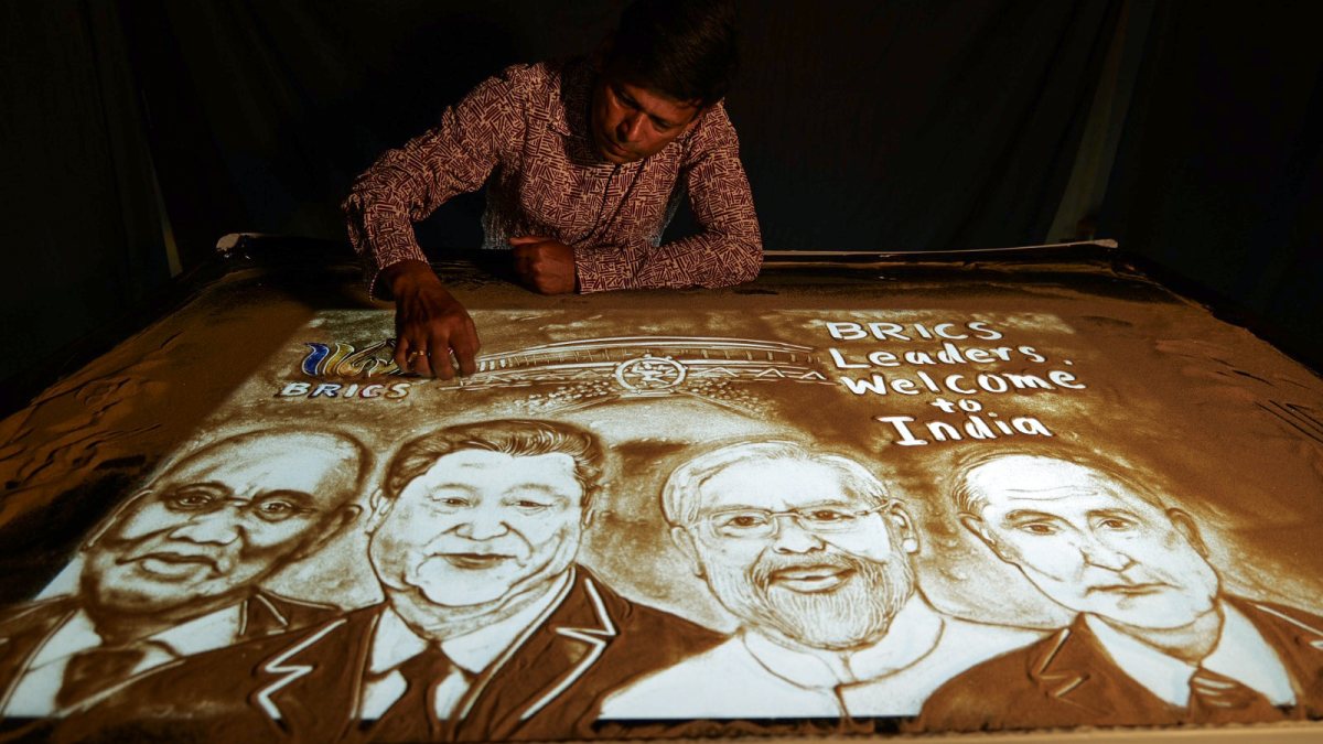 Sand artist welcomes BRICS delegates with Modi sand animation