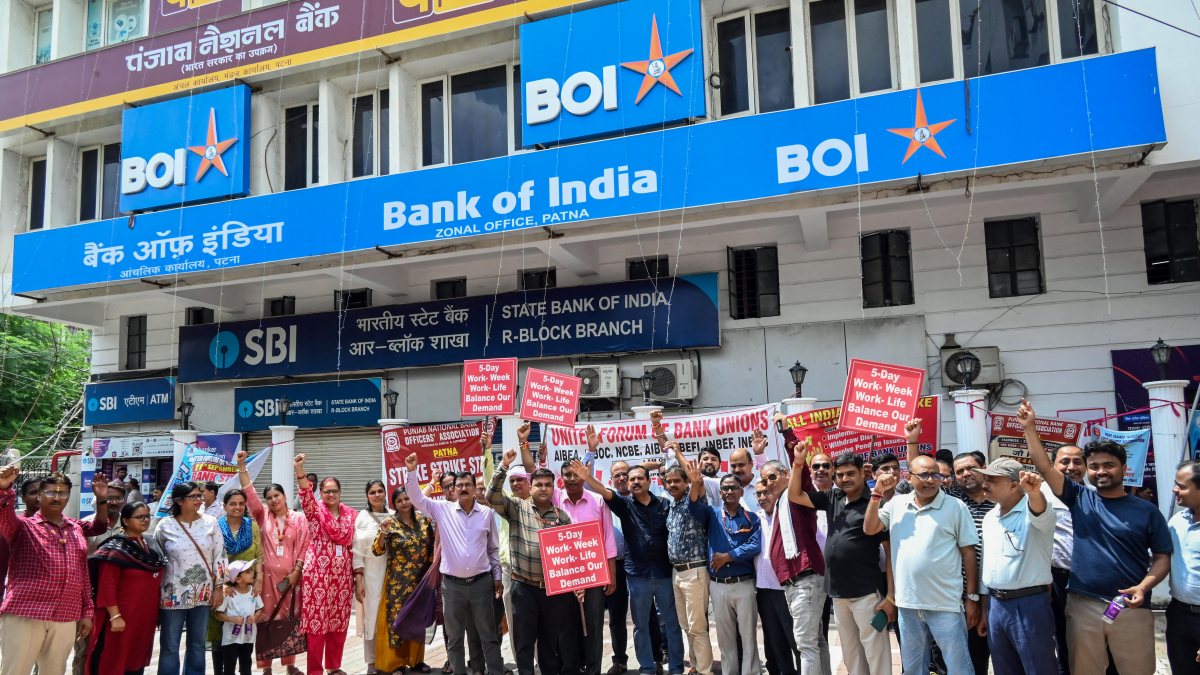 Bank union members protest in Patna for five-day week
