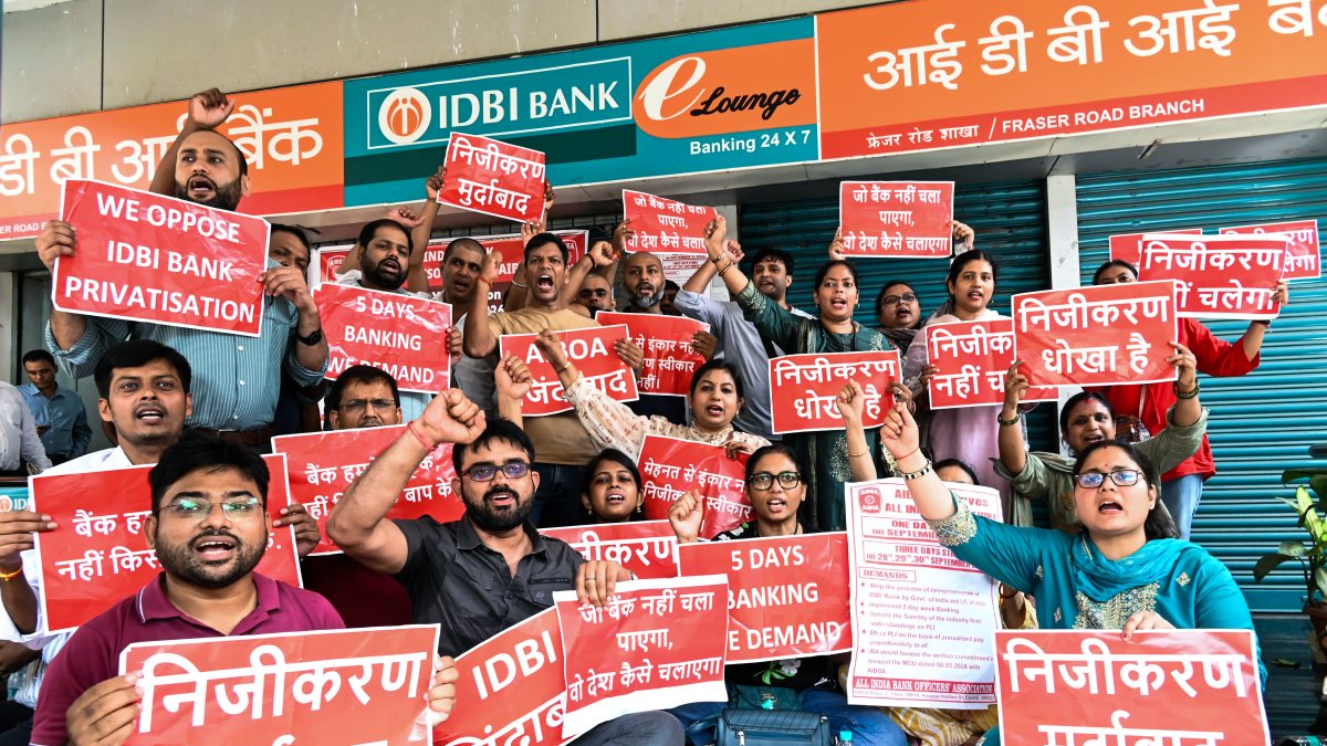 Bank union members protest outside Indian Bank in Patna