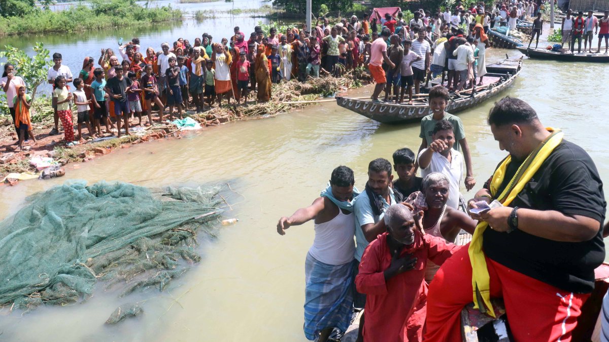 Pappu Yadav distributes cash to flood-hit in Purnia