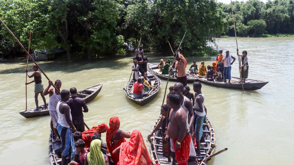 Bihar MP distributes cash to flood victims in Purnia