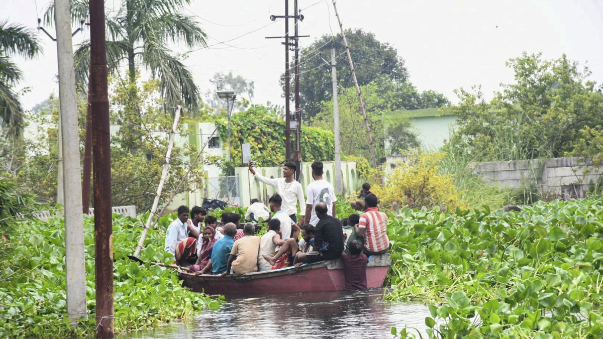 Flood-hit villagers evacuated by boat in Kanpur