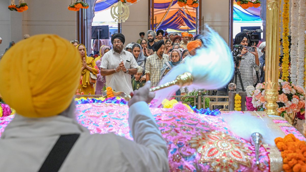 Chaur sahib waved over Guru Granth Sahib at Gurudwara Moti Bagh