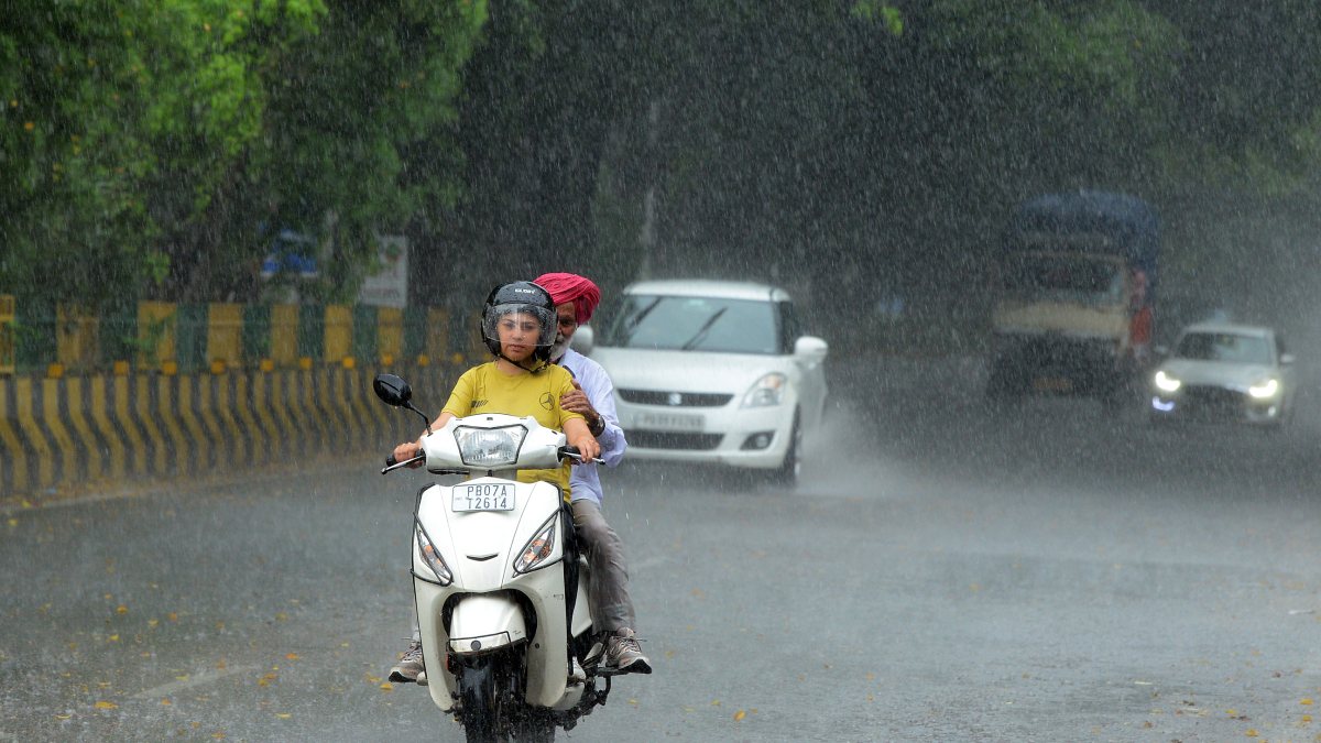 Heavy rain lashes Jalandhar, commuters navigate slick roads