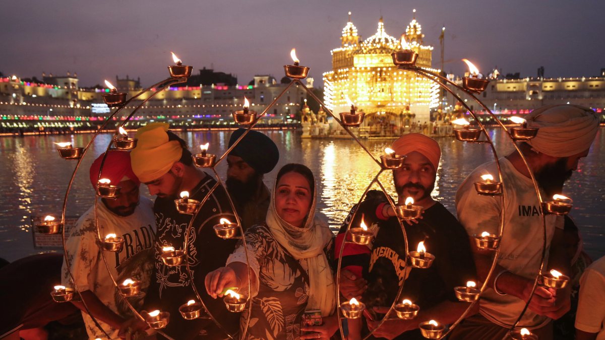 Golden Temple glows with lamps for Parkash Purab