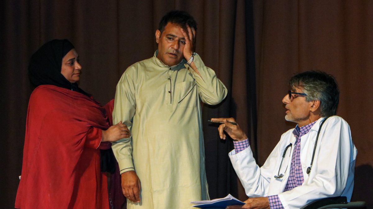 Kashmiri artists perform play at Srinagar theatre conference