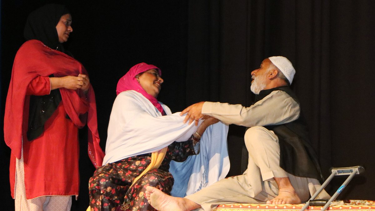 Kashmiri artists perform play at Srinagar theatre conference